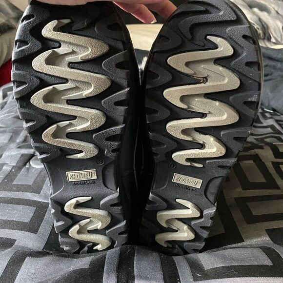 KHOMBU Black boot with faux fur to keep you feet warm for those cold days - Picture 11 of 12